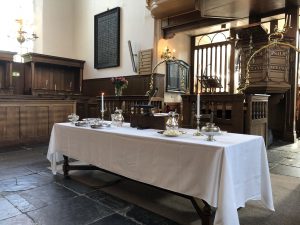 Interieur Pieterskerk Breukelen, Avondmaalstafel